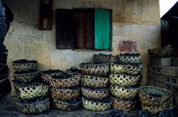 Baskets;-Charcoal;-Comoros-Archipelago;-Daily-life;-Energy;-France;-Indian-Ocean;-Kaleidos;-Kaleidos-images;-La-parole-à-limage;-Laurent-Abad;-Mayotte;-Road;-Stories-Pictures;-Trade